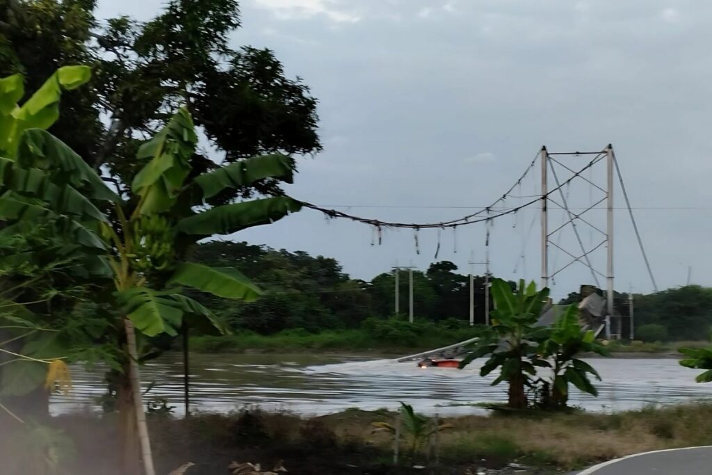 Al menos seis heridos al colapsar un puente y caer vehículos a un río en Ecuador