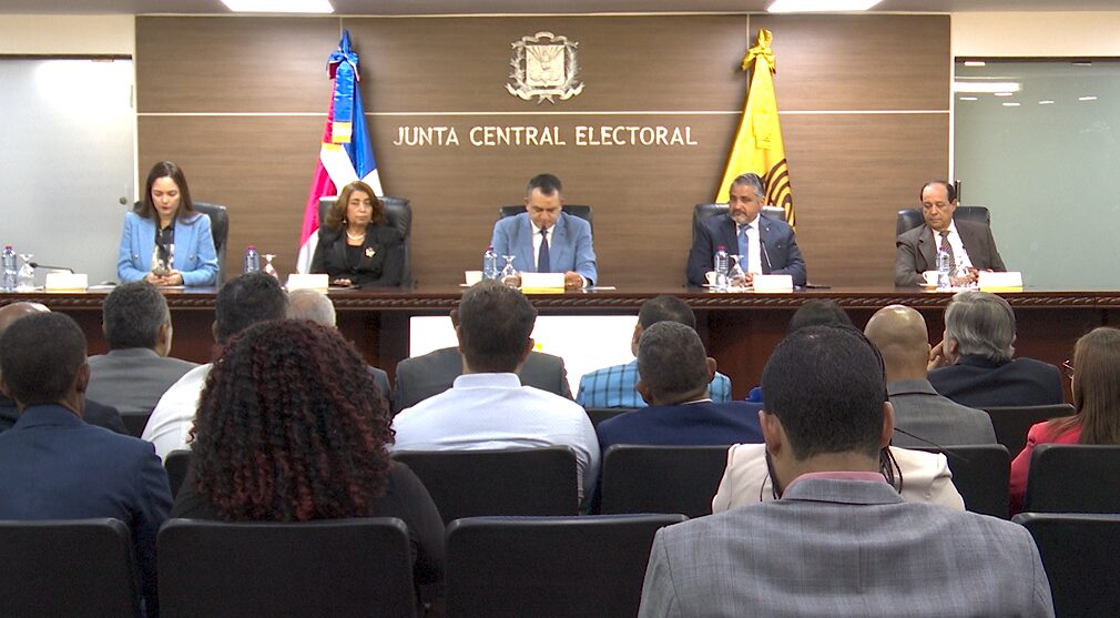 JCE presenta proyecto de renovación de la cédula a organizaciones políticas
