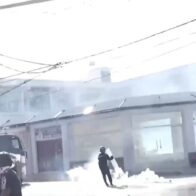 Contingente militar continúan lanzando bombas lacrimógenas y agua contra manifestantes en Friusa