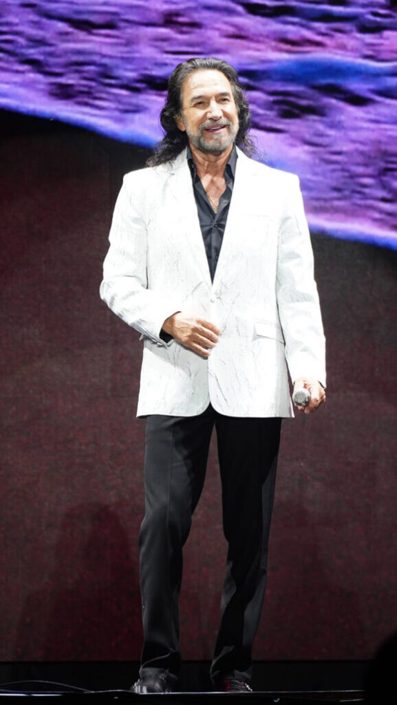 Marco Antonio Solís vuelve a conquistar a Santo Domingo en una noche de romance y nostalgia