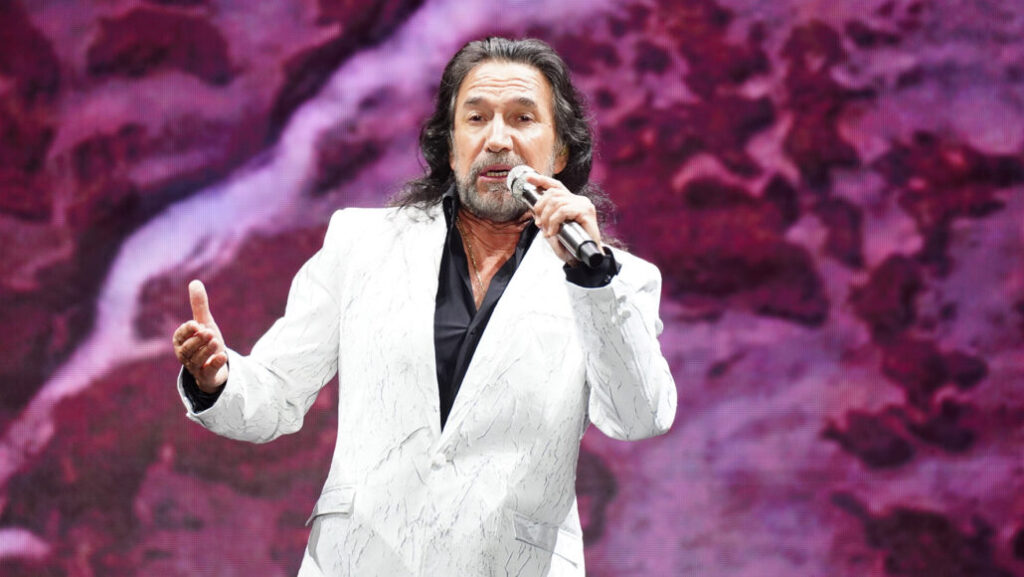 Marco Antonio Solís vuelve a conquistar a Santo Domingo en una noche de romance y nostalgia