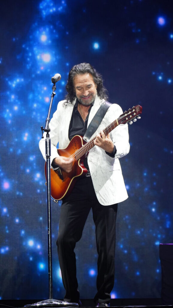 Marco Antonio Solís vuelve a conquistar a Santo Domingo en una noche de romance y nostalgia