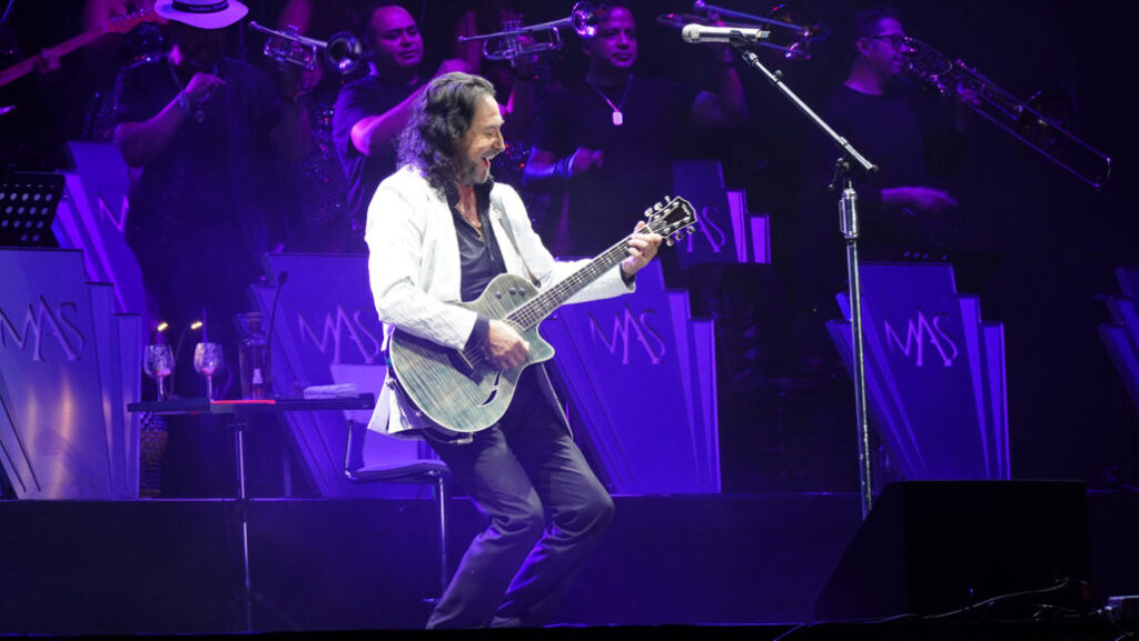 Marco Antonio Solís vuelve a conquistar a Santo Domingo en una noche de romance y nostalgia