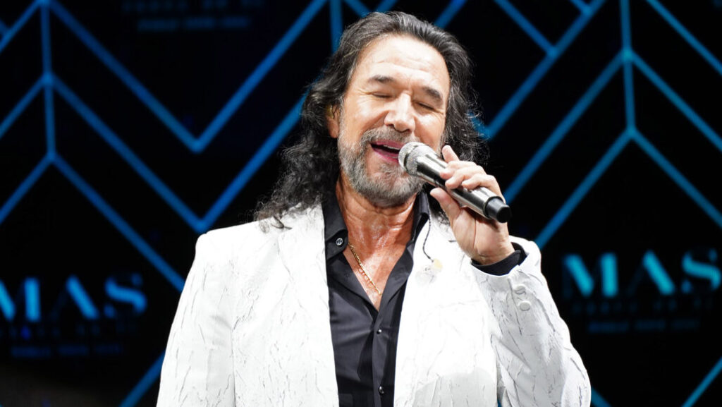 Marco Antonio Solís vuelve a conquistar a Santo Domingo en una noche de romance y nostalgia | De Último Minuto