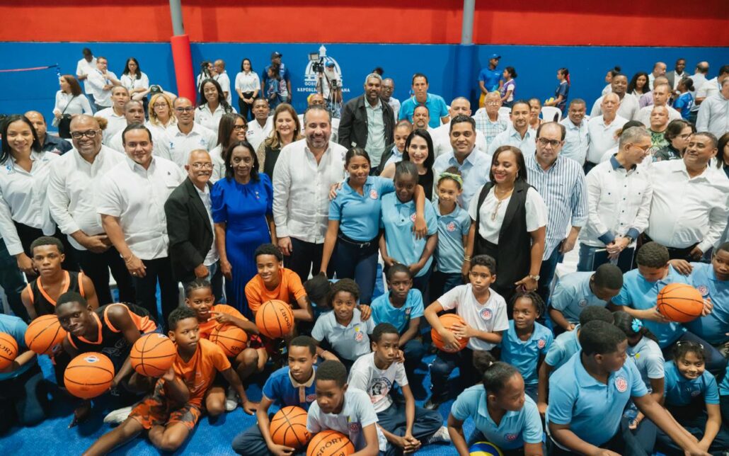 Primera Dama Raquel Arbaje, INEFI y MIDEREC entregan utilería deportiva al CDC en Capotillo - Noticias de hoy en República Dominicana | De Último Minuto