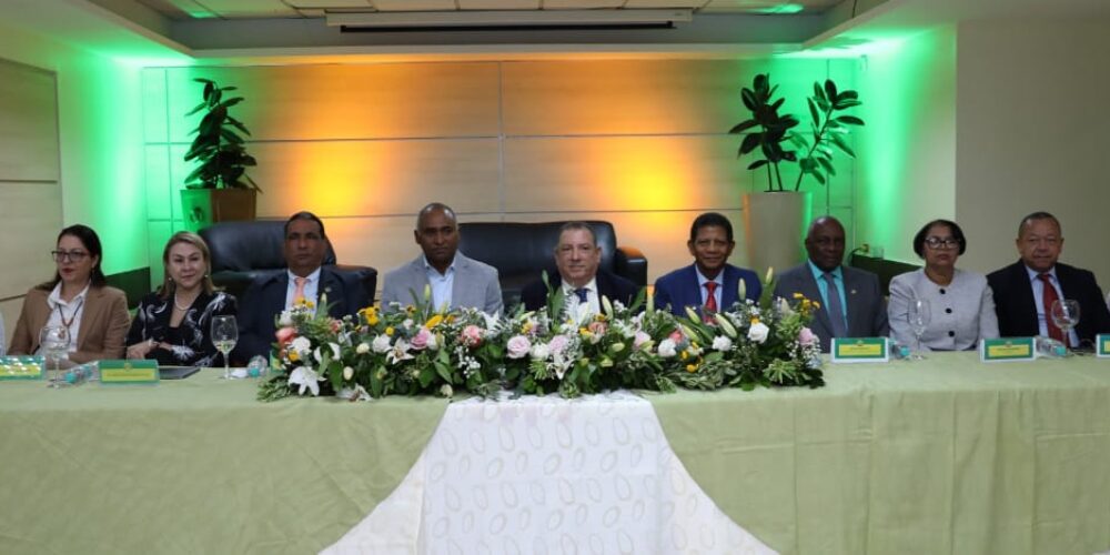 Académicos colombianos imparten conferencia sobre emprendedurismo en Coopnama