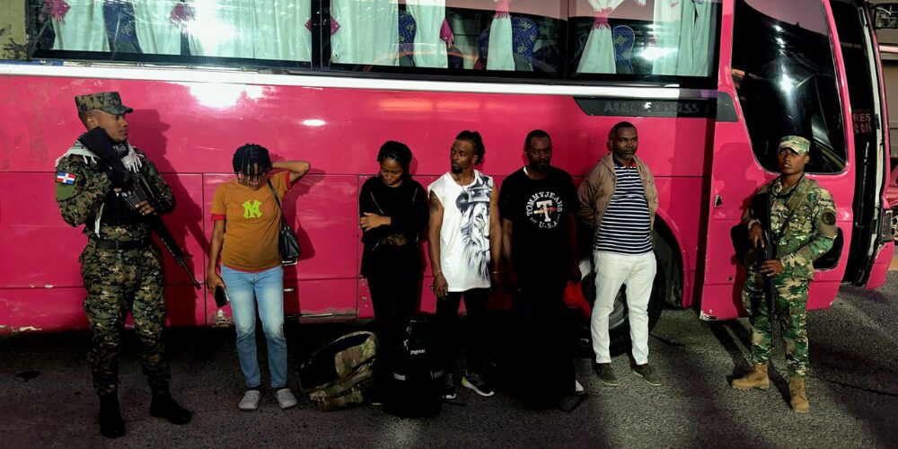 Arrestan a tres dominicanos y un haitiano transitando con indocumentados