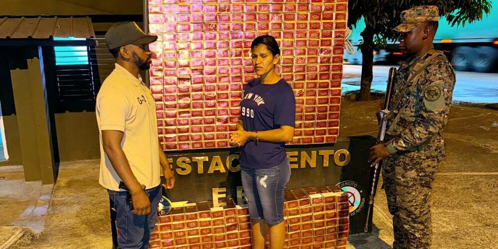 Patrullas del Ejército arrestan a mujer con 83 mil cigarrillos de contrabando
