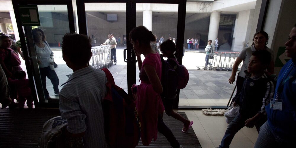EE.UU. manda a El Salvador a los primeros deportados bajo la Ley de Enemigos Extranjeros