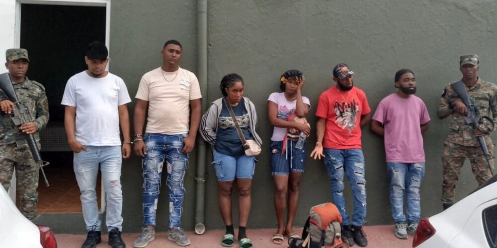 Apresan a dos dominicanos que ocultaban indocumentados en maletero de autobús