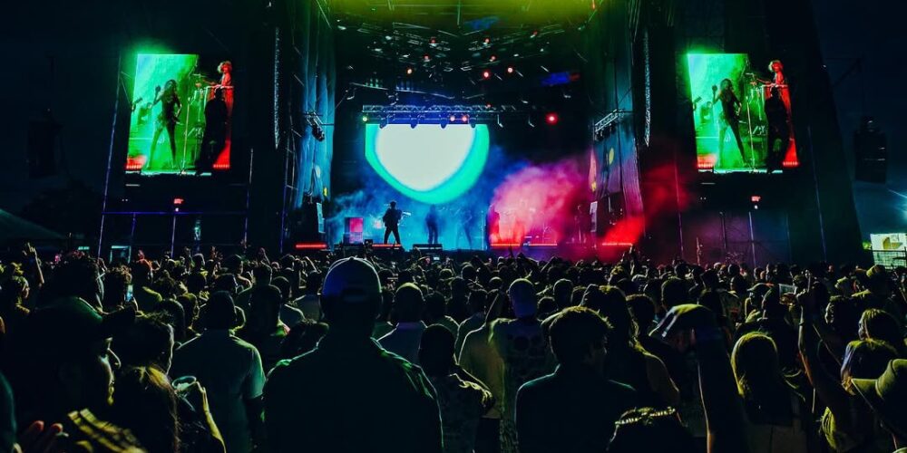 Fuerte contingente policial interrumpió festival Isle Of Light; asistentes manifestaron disgusto en redes