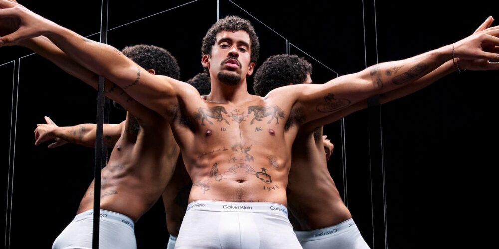 Bad Bunny enciende las redes sociales posando en bóxers para Calvin Klein