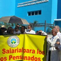 Médicos pensionados realizan vigilia en demanda de aumento salarial