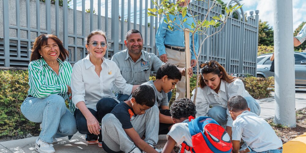 Carolina Mejía continúa Plan de Arbolado Urbano