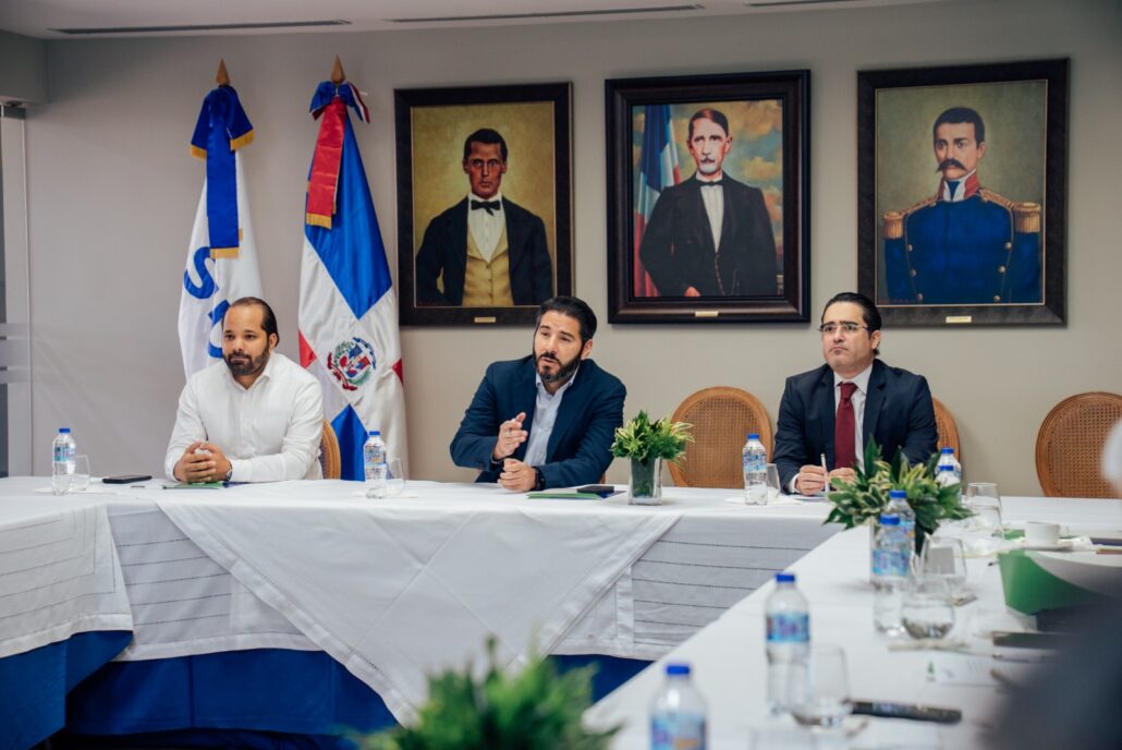 Superintendente de Pensiones, Francisco Torres, junto al director de Estudios de la SIPEN, Antonio Giraldi, y su asesor técnico, Michel Camacho.