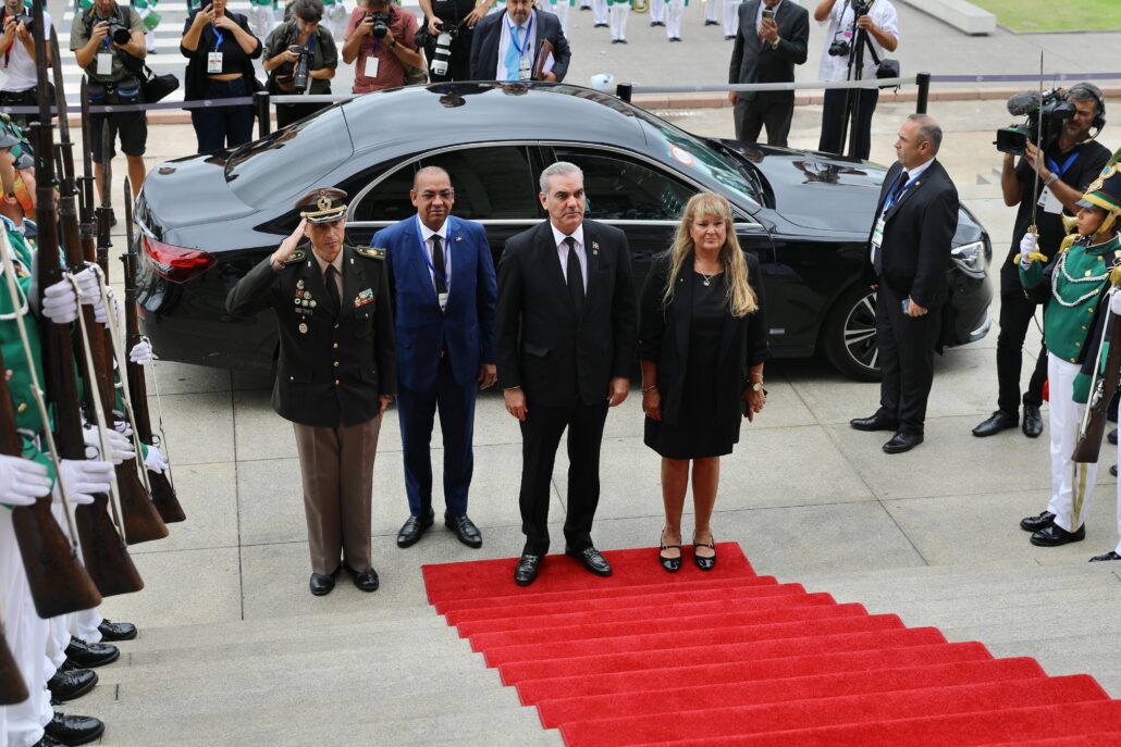 Abinader asiste a ceremonia de toma de posesión del presidente de Uruguay