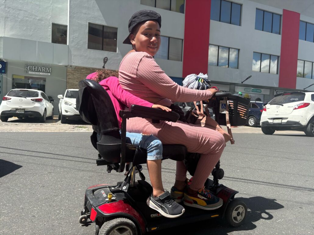 Joven madre con discapacidad solicita ayuda para reconstruir su hogar en Gualey