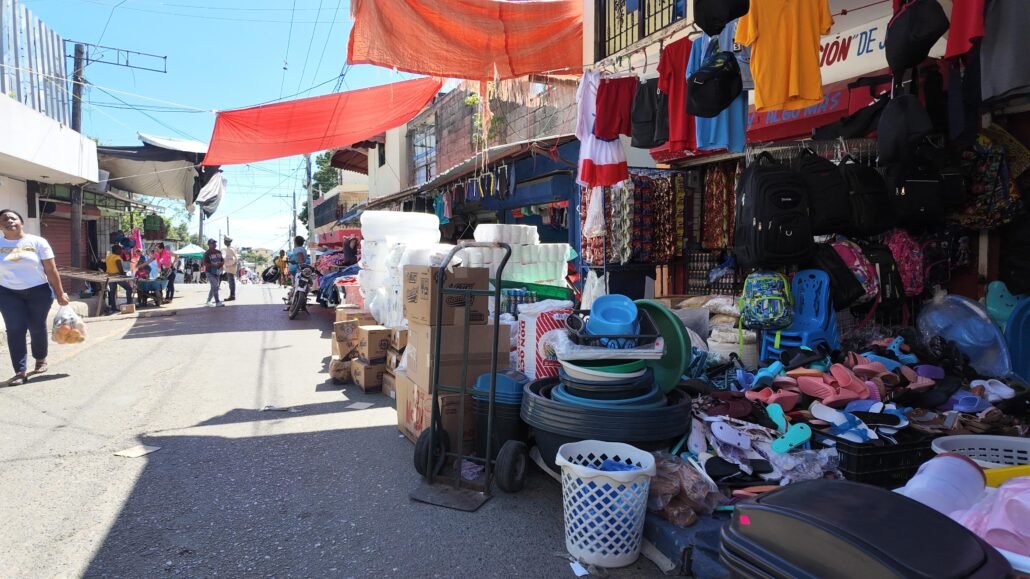 El mercado de Los Alcarrizos: precariedad, haitianos ilegales y bajas ventas