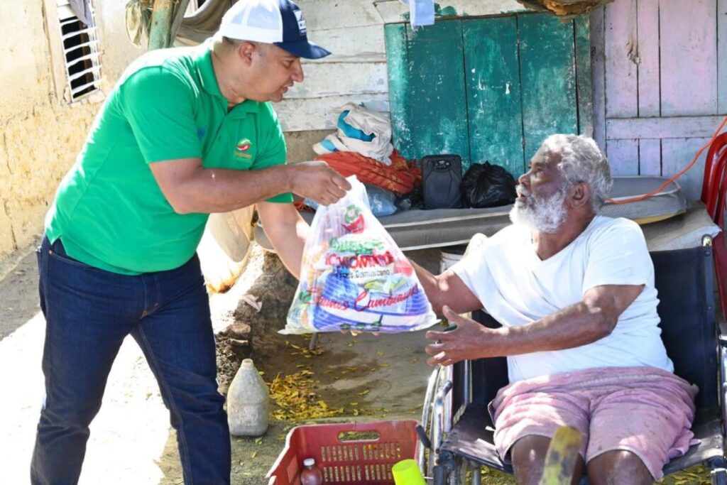 CEED realiza amplio operativo de entrega de kits de raciones crudas en Azua y Barahona | De Último Minuto