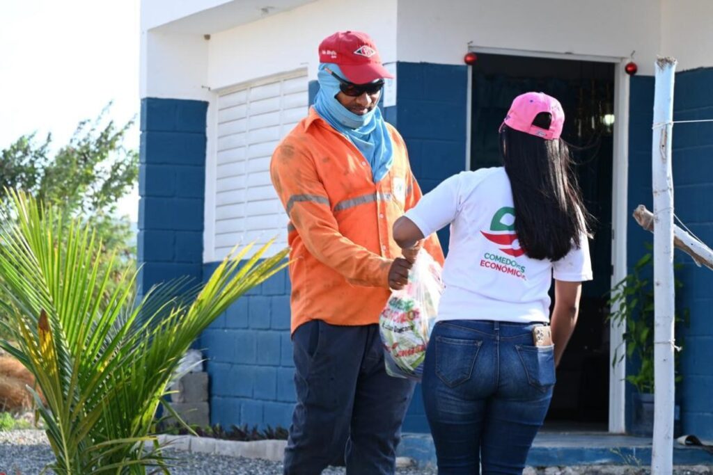 CEED realiza amplio operativo de entrega de kits de raciones crudas en Azua y Barahona | De Último Minuto