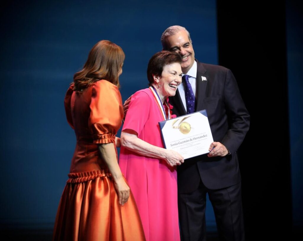 Presidente Abinader otorga la Medalla al Mérito de la Mujer a 16 dominicanas por su destacada trayectoria | De Último Minuto