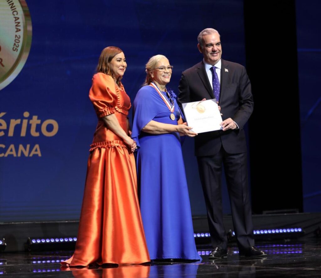 Presidente Abinader otorga la Medalla al Mérito de la Mujer a 16 dominicanas por su destacada trayectoria | De Último Minuto