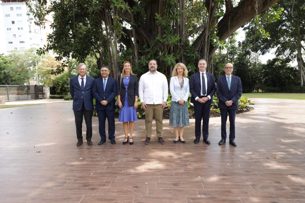 Histórica foto en el árbol de higo de las autoridades participantes en EuroClima con sede en la República Dominicana. Encabezan este cónclave, de izquierda a derecha, Antonio Pérez-Hernández Torra, embajador de España en República Dominicana; Alexis Cruz, máxima autoridad del Ministerio de Economía, Planificación y Desarrollo; Maike Friedrichsen, embajadora de Alemania en República Dominicana; Paíno Henríquez, ministro de Medio Ambiente y Recursos Naturales; Katja Afheldt, embajadora de la Unión Europea en República Dominicana; Felice Zaccheo, jefe de la unidad de Programas Regionales para América Latina y el Caribe, DG-INTPA, Unión Europea, y Max Puig, vicepresidente ejecutivo del Consejo Nacional para el Cambio Climático y Mecanismo de Desarrollo Limpio.