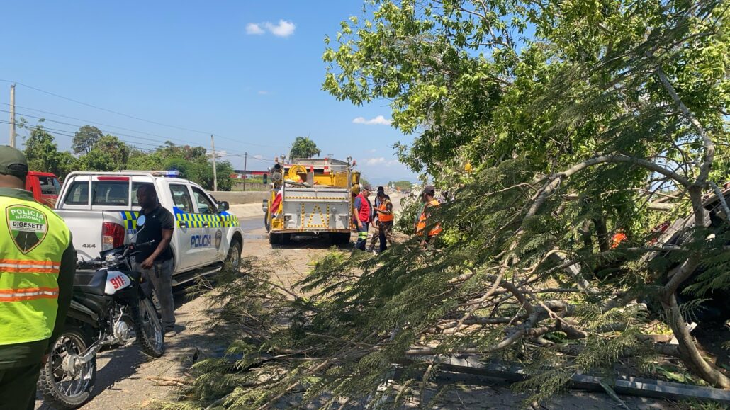 911 coordina asistencia tras deslizamiento e incendio de camión en La Vega