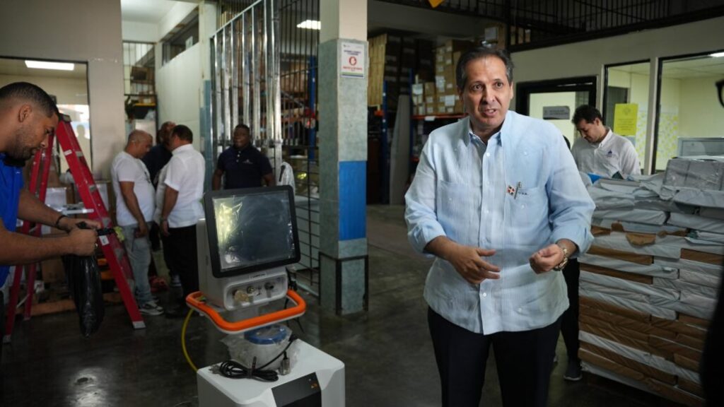 ¡Enhorabuena! Víctor Atallah entrega a padres de niño con "enfermedad rara" equipos médicos | De Último Minuto