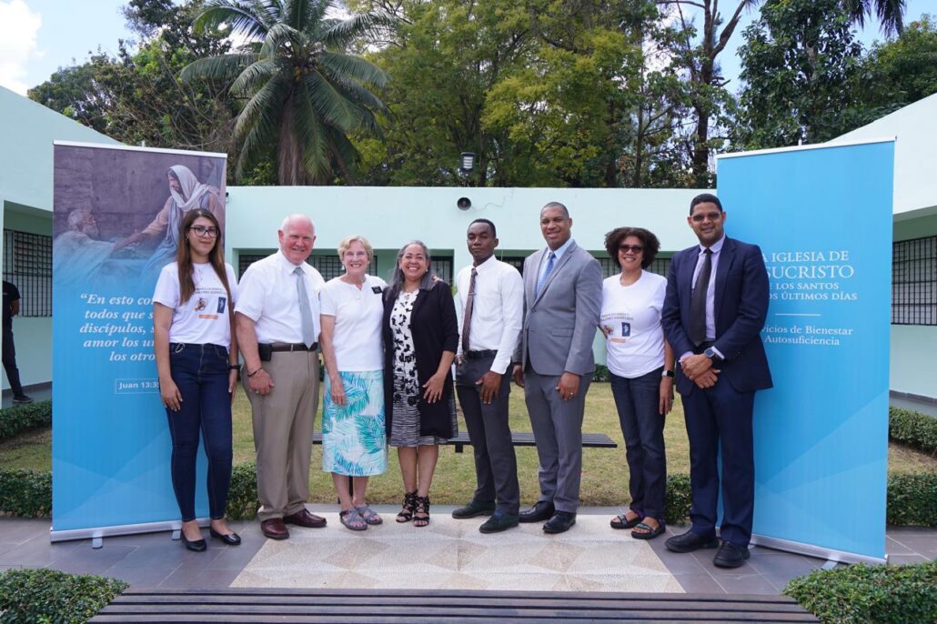 La Iglesia de Jesucristo entrega materiales pedagógicos y otros equipos a Fundación Albergue de SDN