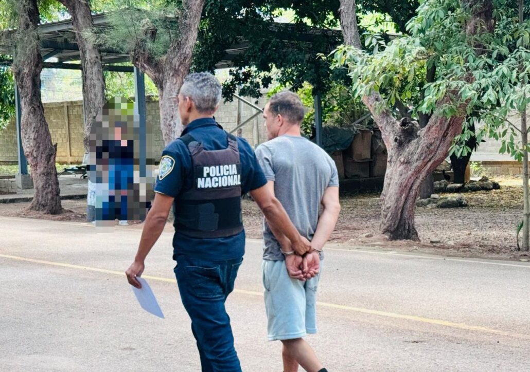 Arrestan hombre tras persecución policial por robo en banca en Santiago