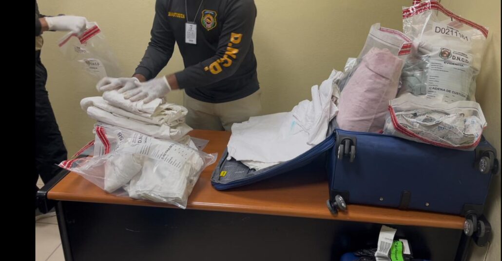 Arrestan a un español en aeropuerto del Cibao con prendas de vestir empapadas de presunta cocaína