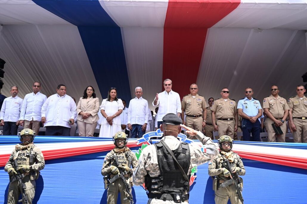 Presidente Abinader encabeza desfile militar en Azua