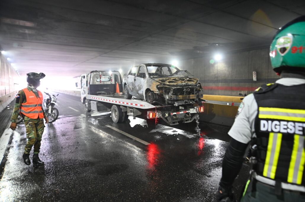 911 coordina asistencia ante incendio de vehículo en el Distrito Nacional