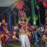 ¡La lluvia no para la fiesta! Pese a las intensas lluvias, comparsas continúan su recorrido en el Desfile Nacional de Carnaval