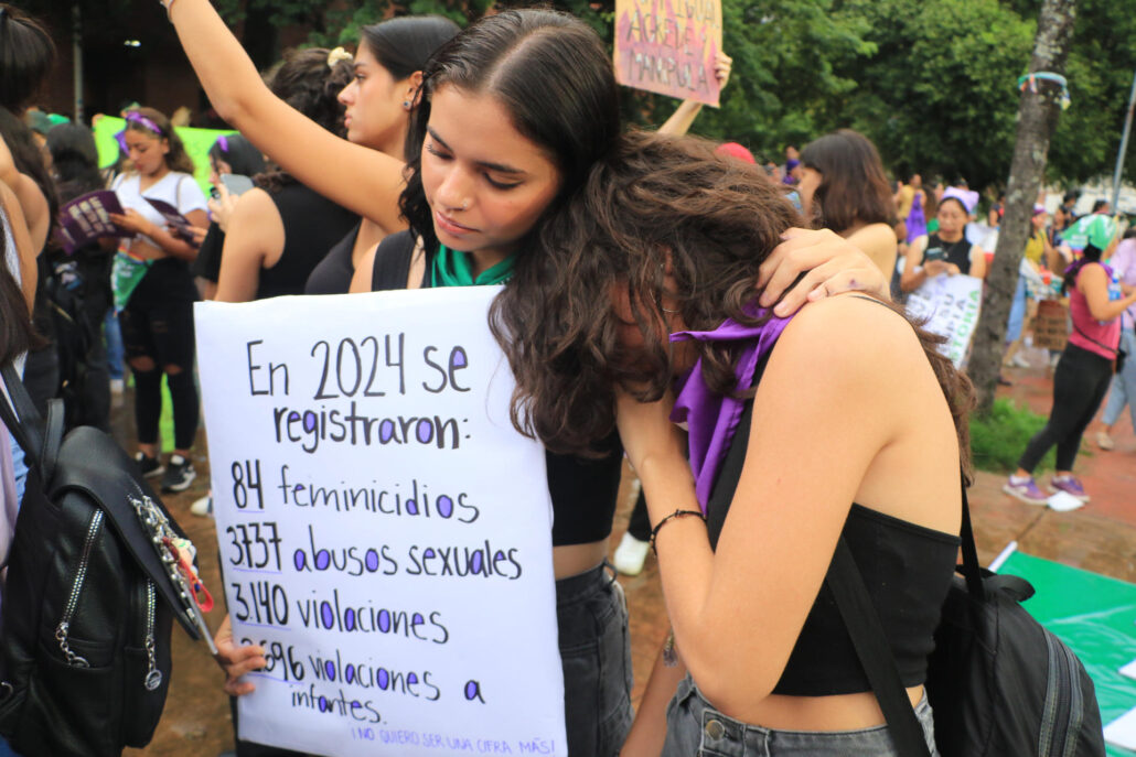 Mujeres se visten de negro en la mayor región de Bolivia y alzan su voz por las fallecidas