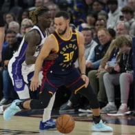 Stephen Curry alcanza los 4.000 triples y los Warriors vencen a los Kings - Noticias de hoy en República Dominicana | De Último Minuto