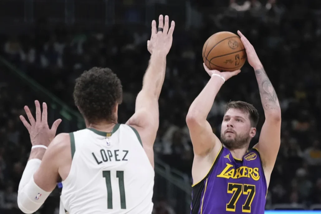 Bucks superan los 45 puntos de Doncic y rompen racha de tres derrotas con victoria sobre Lakers - Noticias de hoy en República Dominicana | De Último Minuto