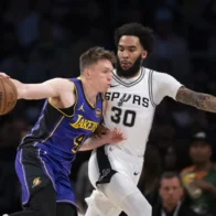 Austin Reaves brilla con 30 puntos y Luka Doncic roza el triple-doble en la victoria de Lakers sobre Spurs - Noticias de hoy en República Dominicana | De Último Minuto