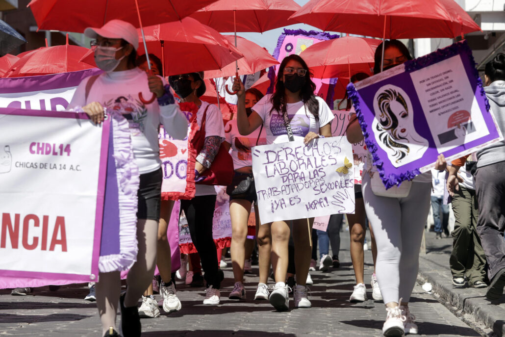 Trabajadoras sexuales piden reconocimiento laboral en marcha por 8M, en centro de México