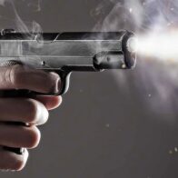 Hombre dispara contra un joven en peluquería de Villa Mella