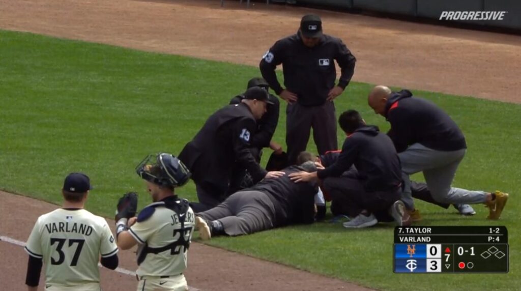 Umpire Hunter Wendelstedt es hospitalizado tras recibir pelotazo en la cabeza en juego Mets-Mellizos | De Último Minuto