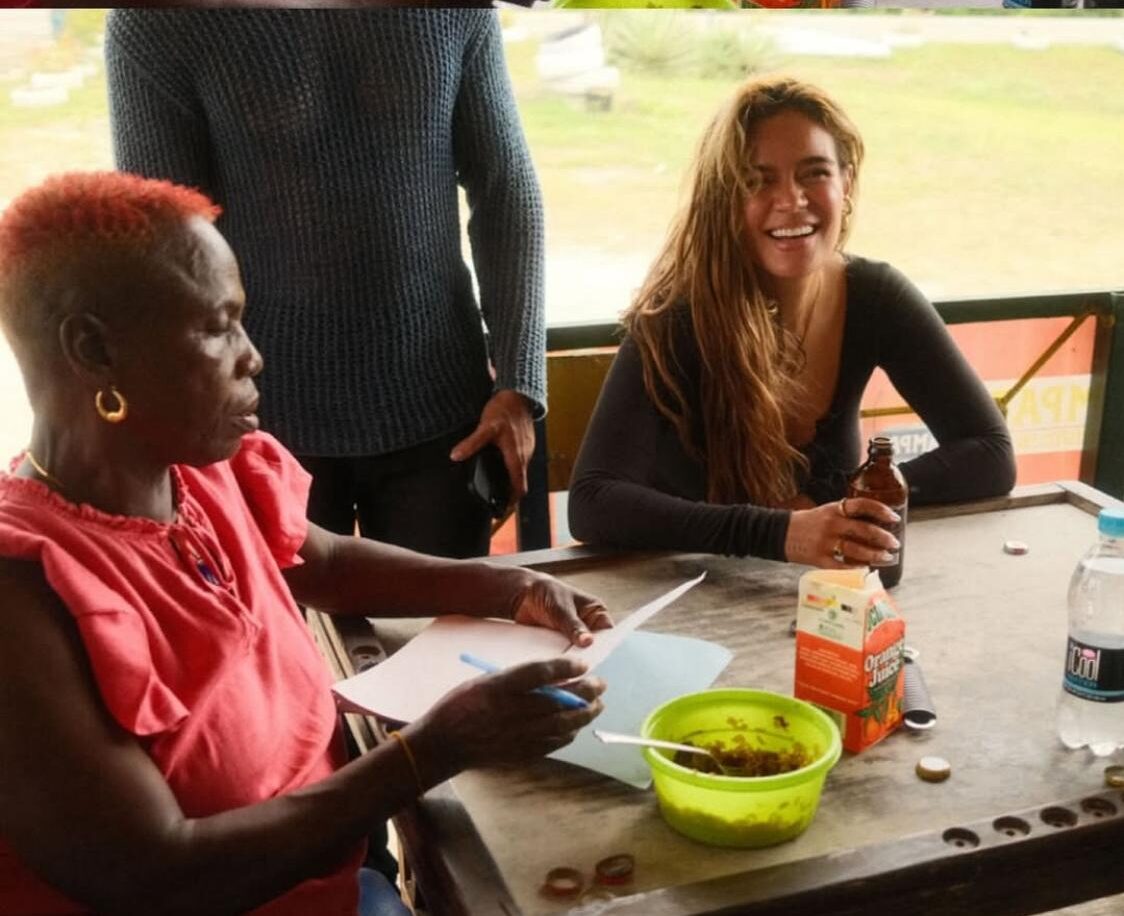 Karol G comparte divertido viaje a Jamaica que incluyó una caída en moto - Noticias de hoy en República Dominicana | De Último Minuto