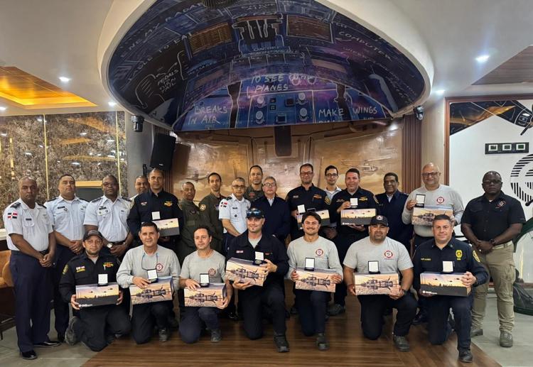Regresan a Puerto Rico los bomberos que apoyaron en tragedia del Jet Set | De Último Minuto