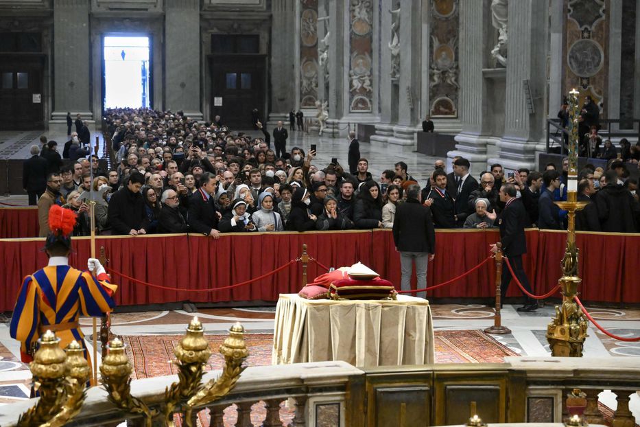 El Vaticano se prepara para un multitudinario adiós al papa entre fieles y autoridades