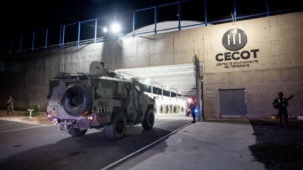 Bukele planea duplicar el tamaño de la megacárcel que alberga a inmigrantes