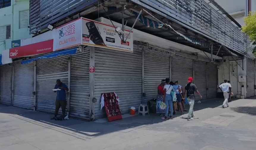Comercios lucen cerrados este Sábado Santo