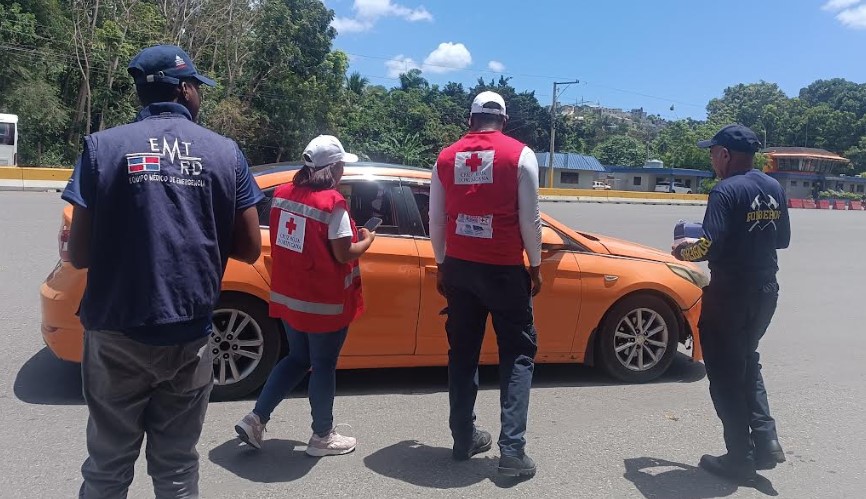 Cruz Roja SDO refuerza la seguridad vial con entrega de botiquines en peajes de la autopista 6 de Noviembre