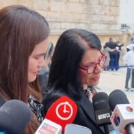 Alicia Ortega asiste a misa en memoria de Alexandra Grullón junto a su hija Dominique Hasbun