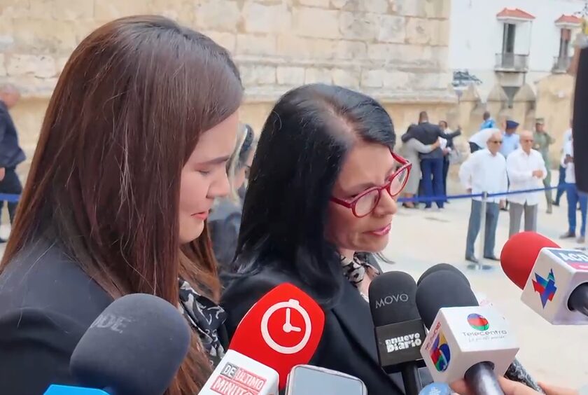 Alicia Ortega asiste a misa en memoria de Alexandra Grullón junto a su hija Dominique Hasbun